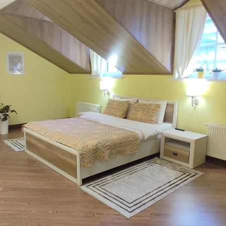 Apartamento Сонячна Мансарда Kamianets-Podilskyi Exterior foto